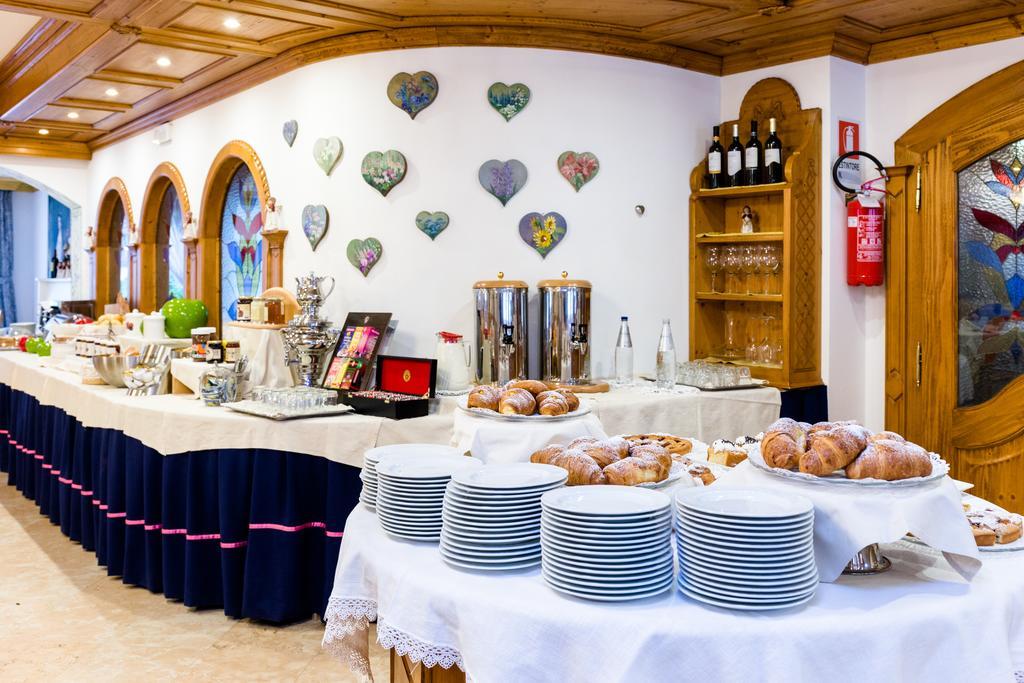 Hotel Vienna San Martino Di Castrozza Bagian luar foto