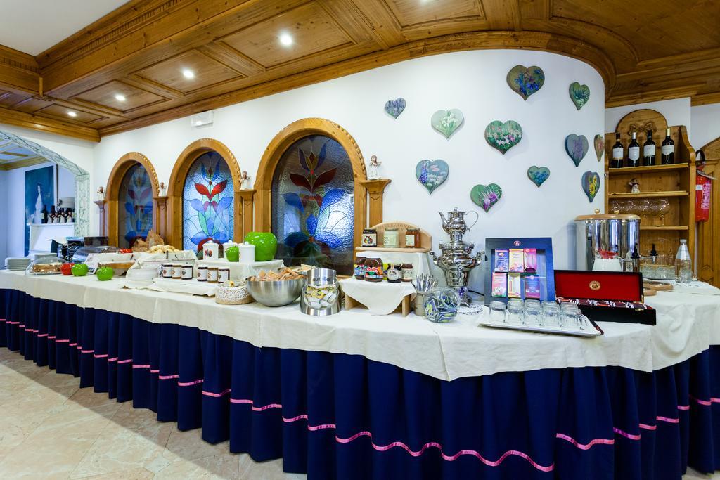 Hotel Vienna San Martino Di Castrozza Bagian luar foto