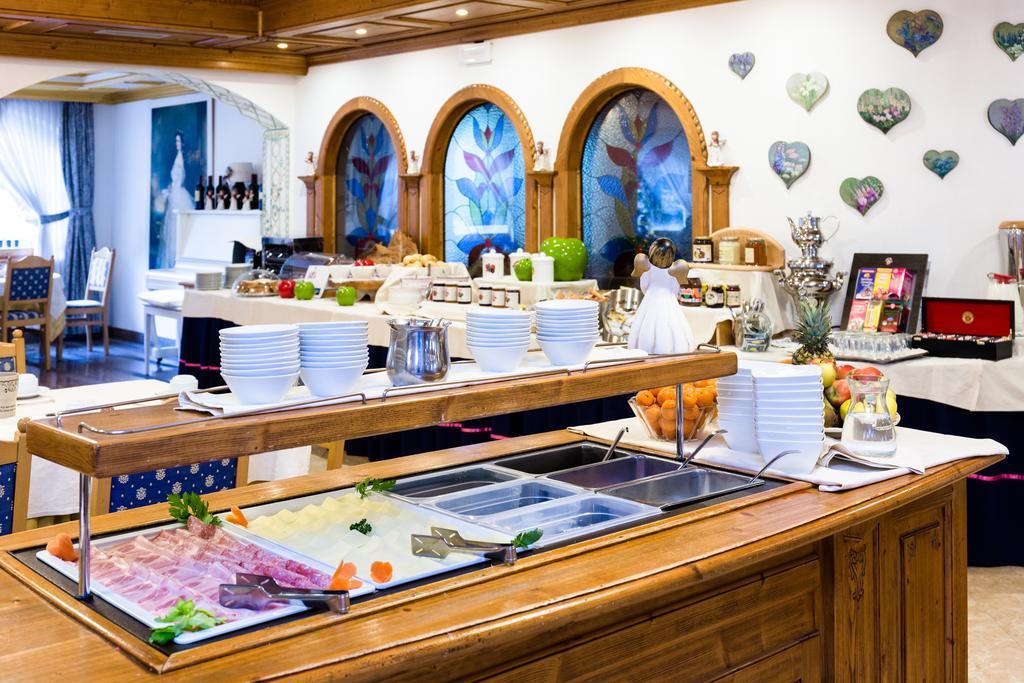 Hotel Vienna San Martino Di Castrozza Bagian luar foto