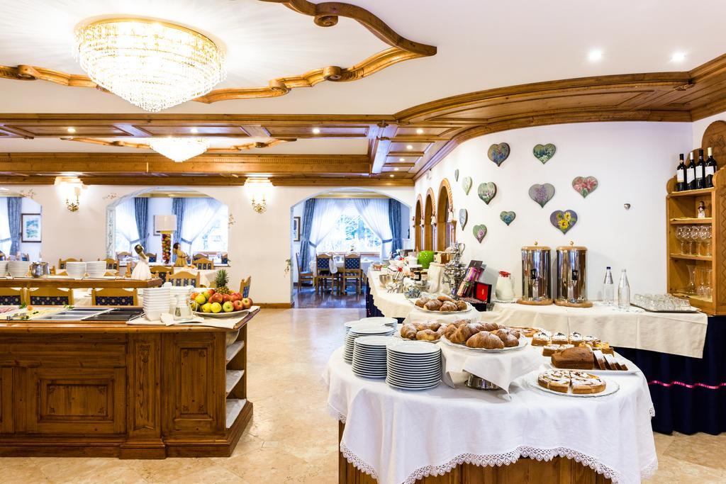 Hotel Vienna San Martino Di Castrozza Bagian luar foto